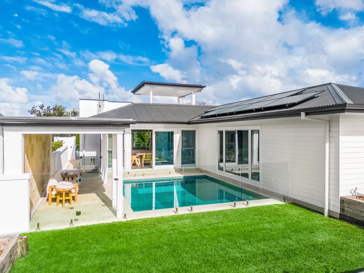 Aquarium House – with direct beach access & pool