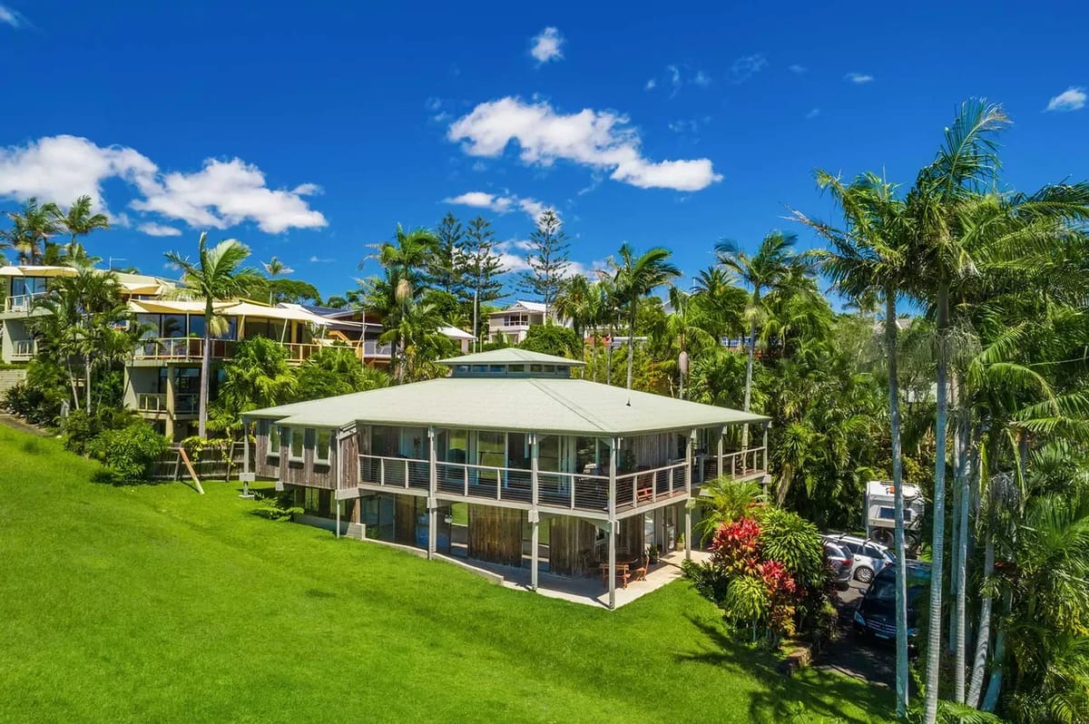 Cape Breeze – 5 BR home with headland views