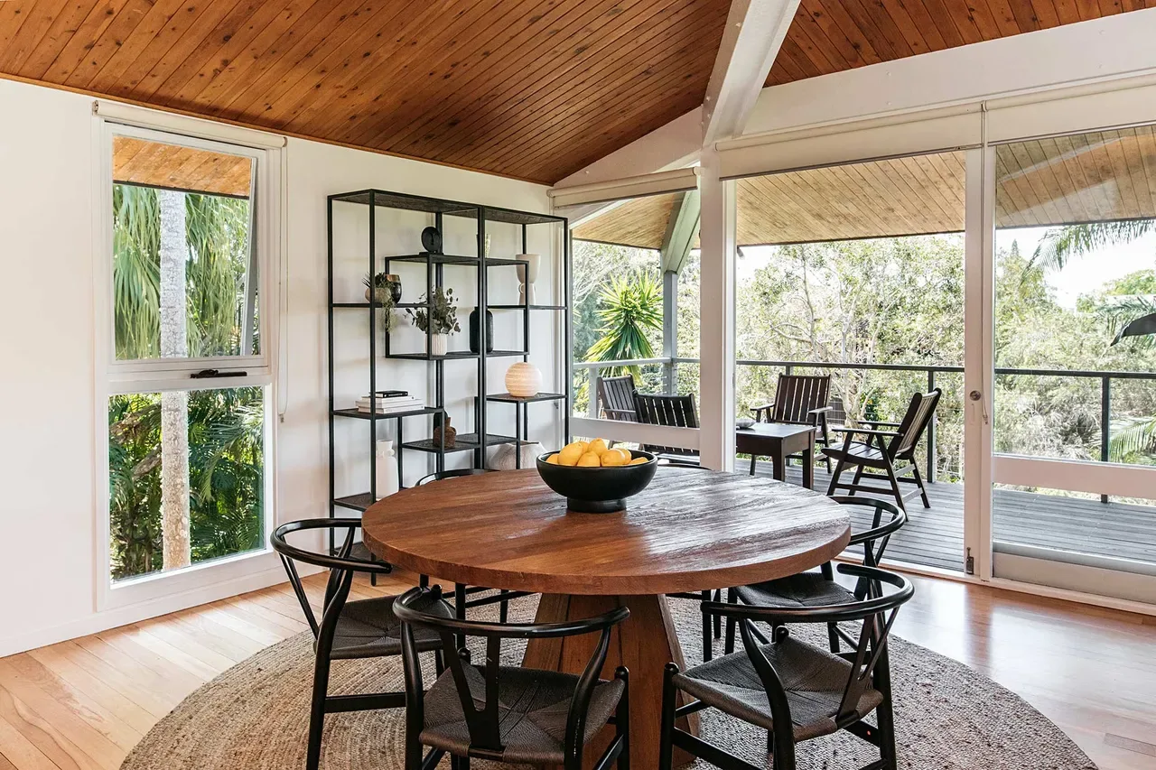 Cape Breeze – 5 BR home with headland views