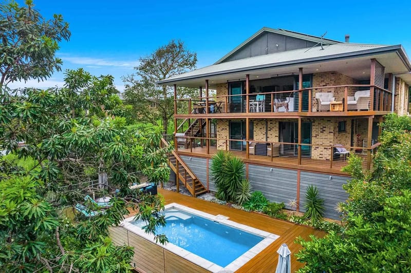 Mulivista – spacious home with ocean views & pool