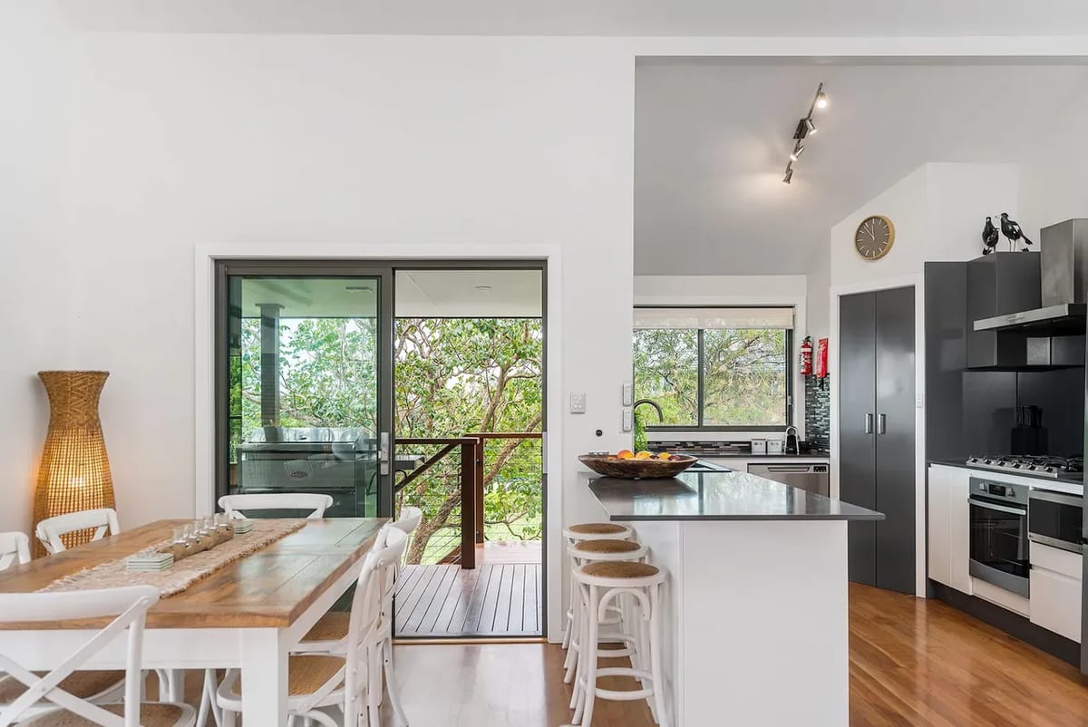 Mulivista – spacious home with ocean views & pool