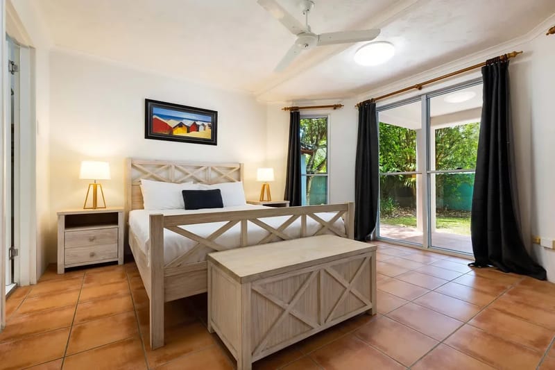Clarkes Beach Villa – steps to beach & Byron town