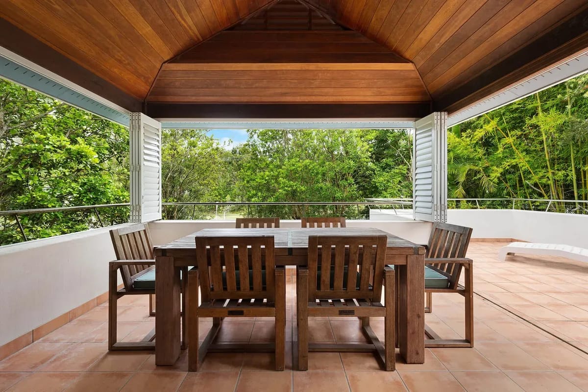 Clarkes Beach Villa – steps to beach & Byron town