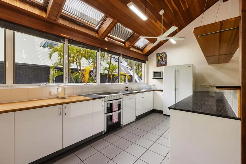 Clarkes Beach Villa – steps to beach & Byron town