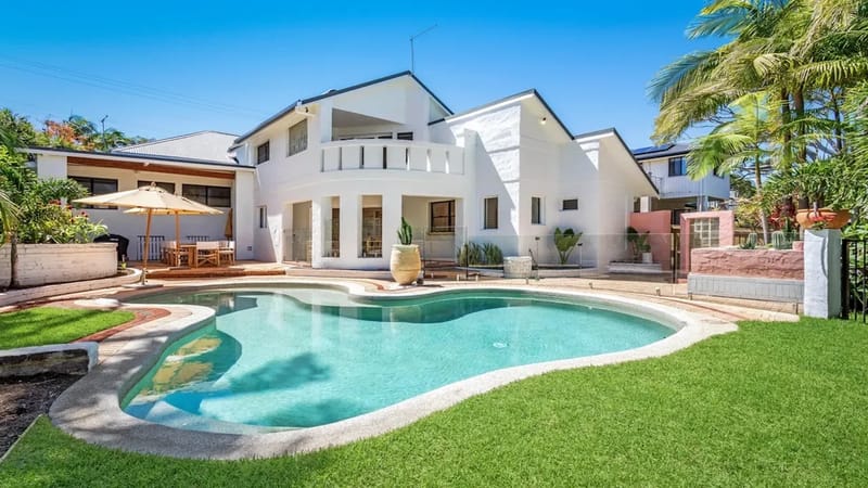 Le Dog Beach Club – chic home with pool