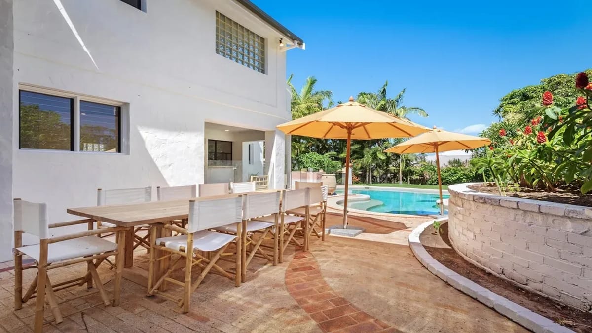 Le Dog Beach Club – chic home with pool