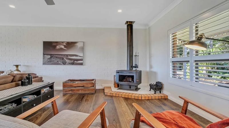 Paul’s Farmhouse – 4 BR rural retreat with views