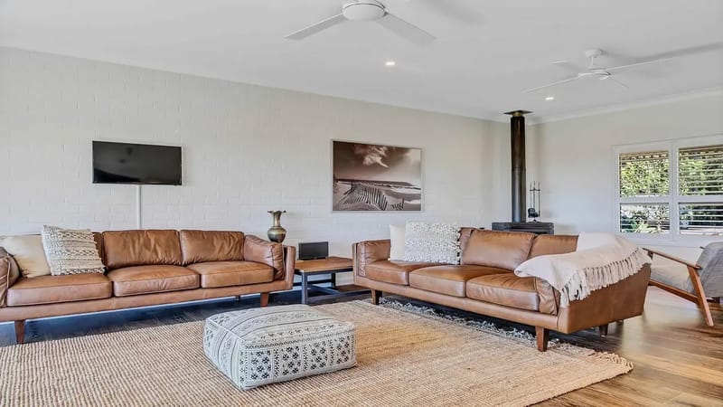 Paul’s Farmhouse – 4 BR rural retreat with views