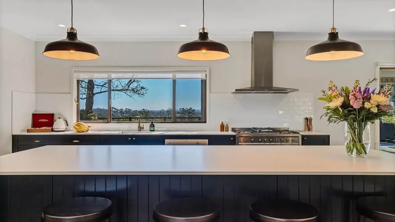 Paul’s Farmhouse – 4 BR rural retreat with views