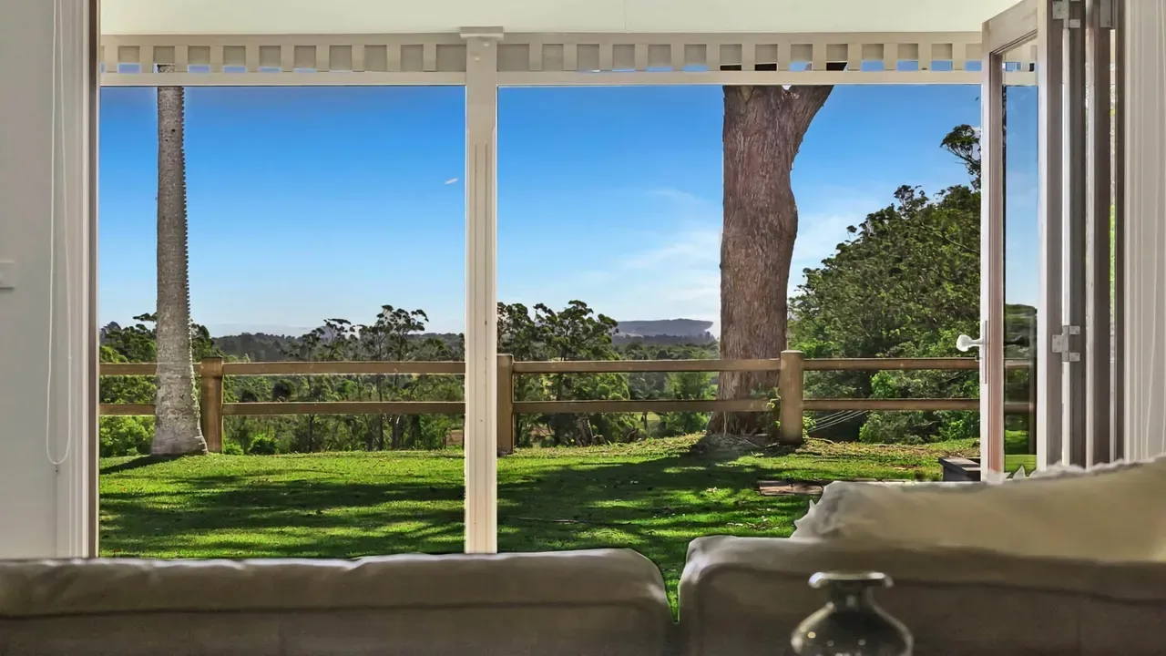 Paul’s Farmhouse – 4 BR rural retreat with views