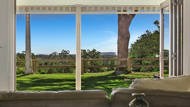 Paul’s Farmhouse – 4 BR rural retreat with views