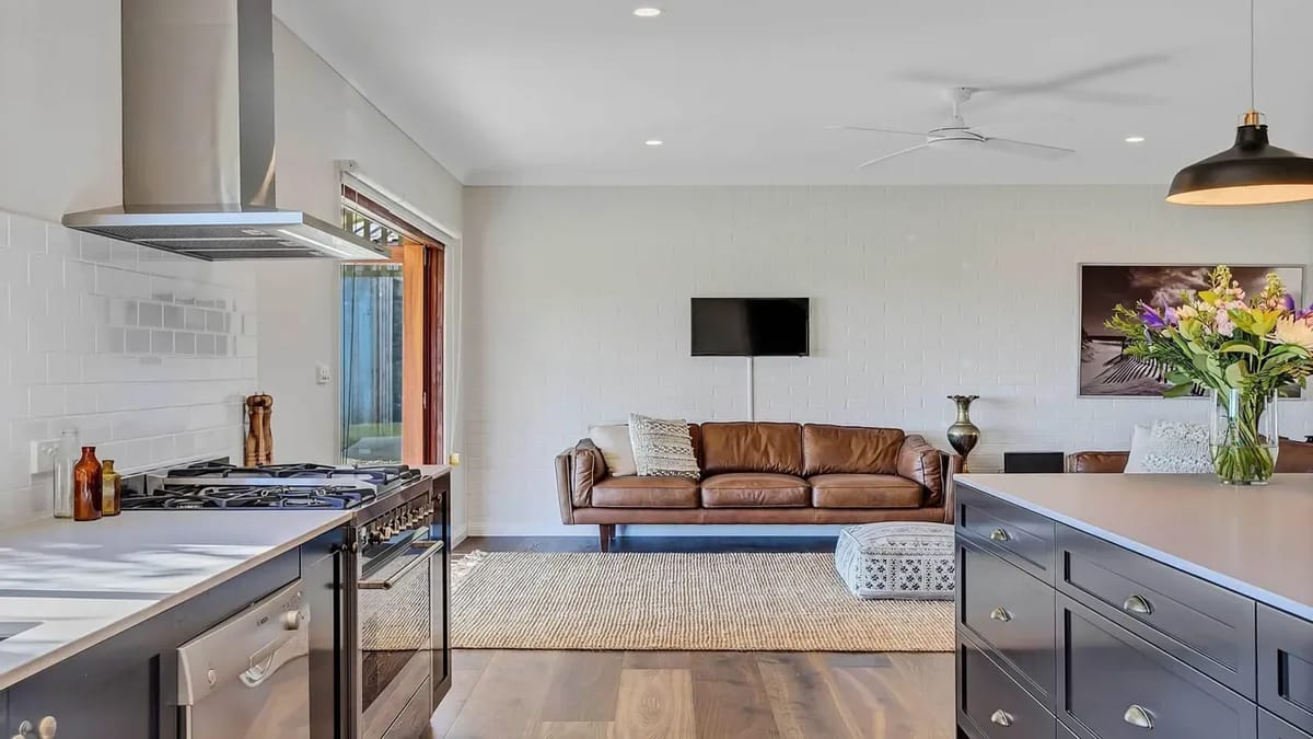 Paul’s Farmhouse – 4 BR rural retreat with views