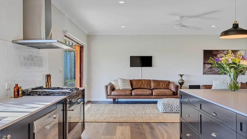 Paul’s Farmhouse – 4 BR rural retreat with views