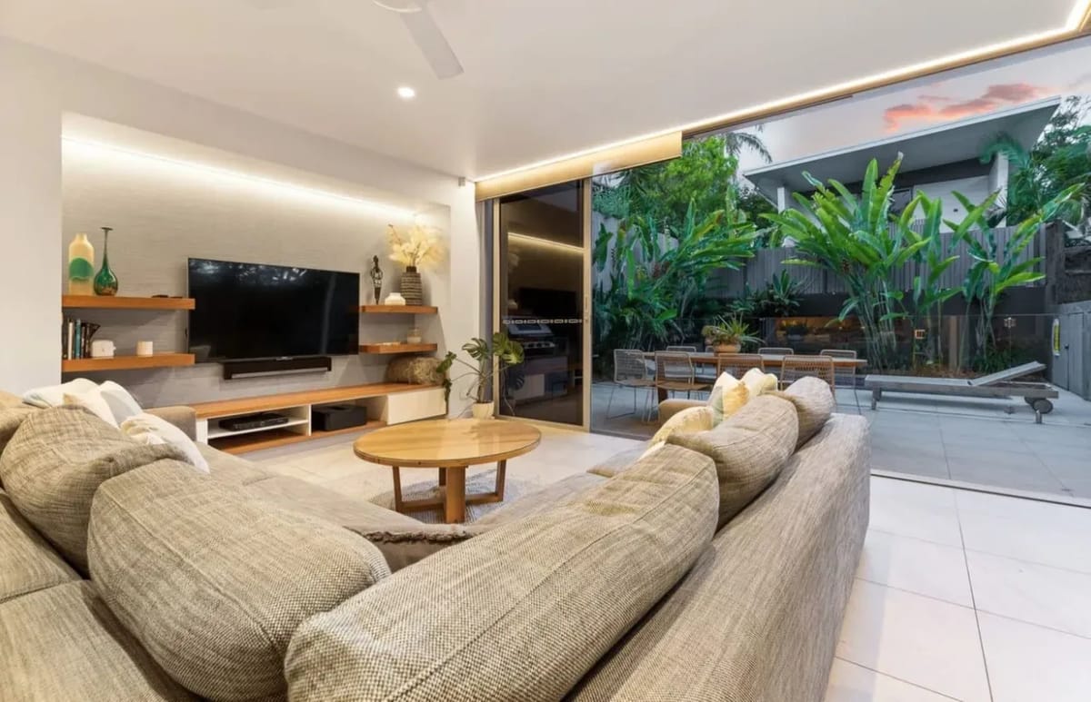 Kokos Beach House 1 – beachside luxury with pool