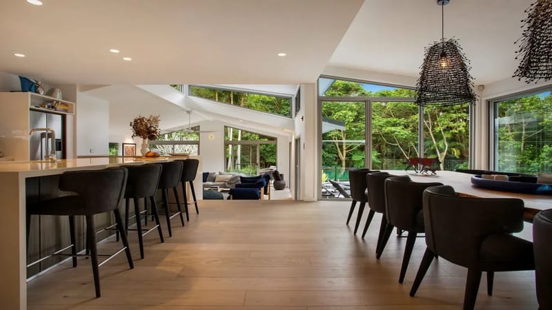 Tranquil Oasis – walking distance to beaches