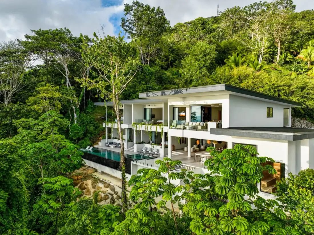 Acqua Blu — exterior and pool