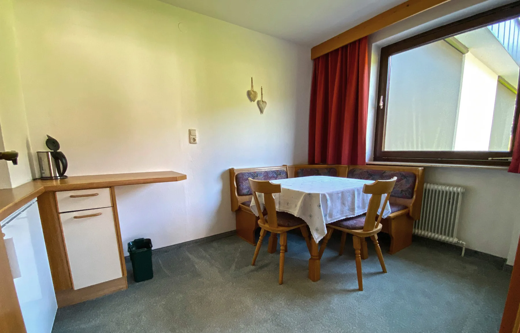 Comedor con una mesa, sillas y una encimera de cocina.