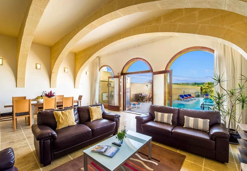 Zona de salón y comedor de una villa con piscina en Malta