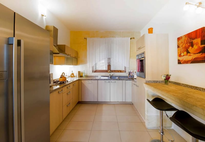 Zona de cocina de la villa vacacional Four Winds en Gozo