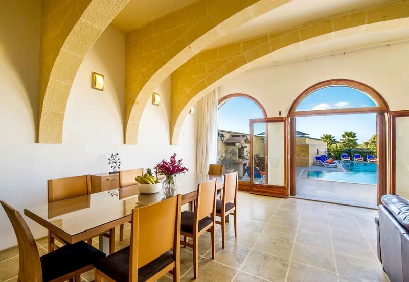 Zona de comedor de la casa vacacional Four Winds en Gozo