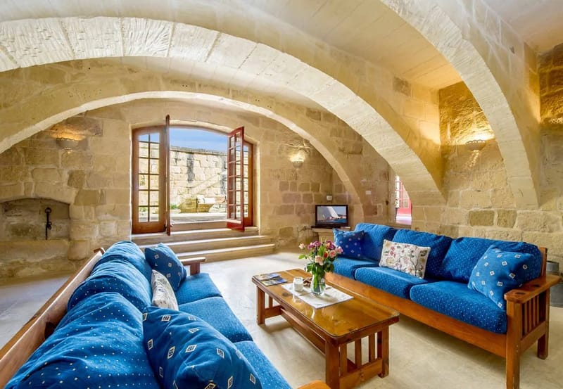 Sala de estar de una casa de campo tradicional en Gozo