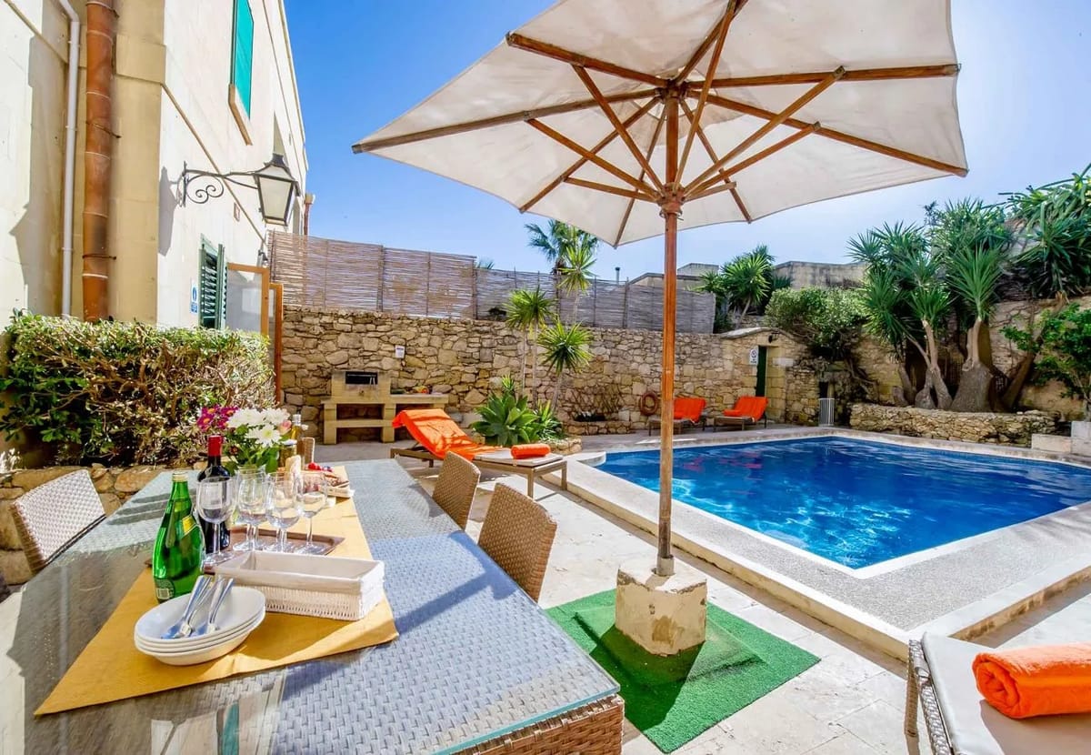 Zona de piscina de la villa con piscina Djar ta' Menzja 3 en Gozo, Malta