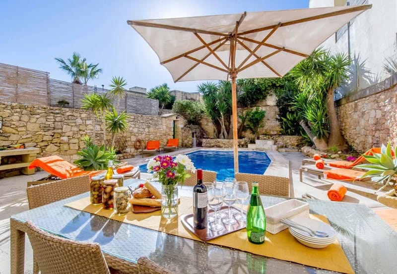 Zona de piscina de la villa con piscina Djar ta' Menzja 3 en Gozo