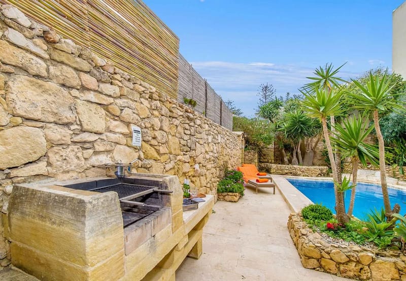 Zona de barbacoa y piscina de la casa de vacaciones Djar ta' Menzja 3 en Gozo