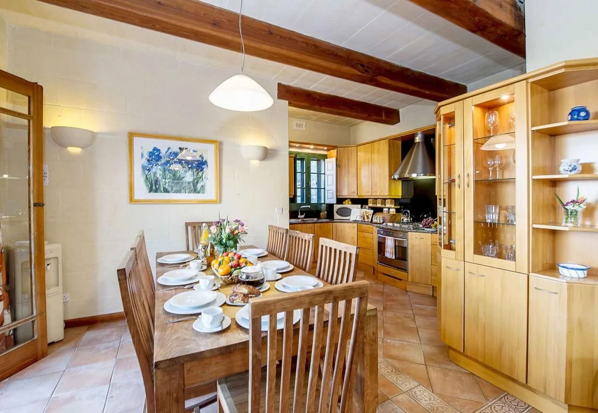 Zona de comedor de un alojamiento vacacional en Gozo