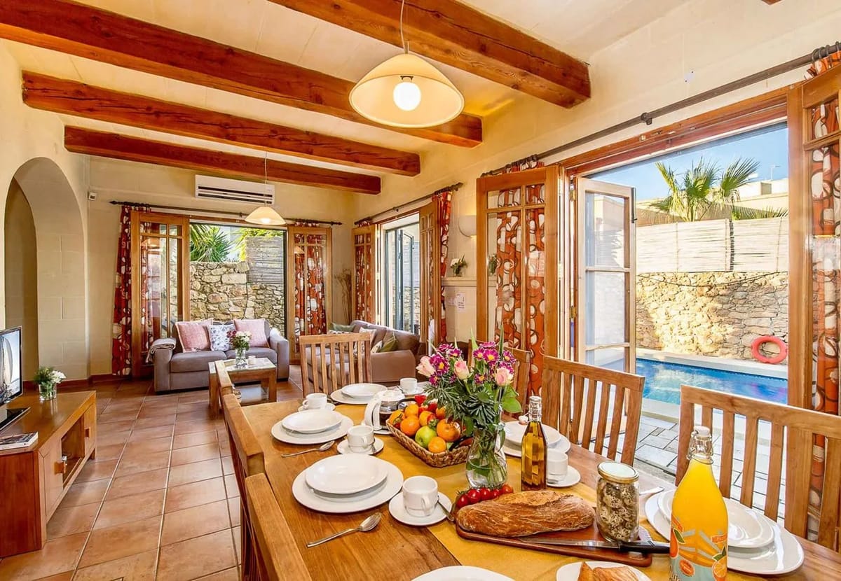 Comedor de una casa rural vacacional en Gozo con piscina
