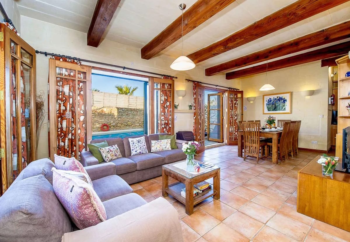 Interior de una villa vacacional en Gozo