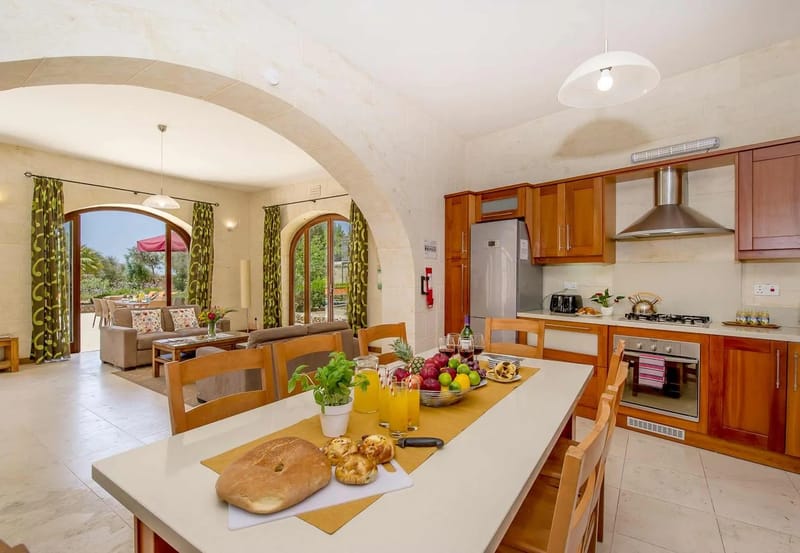Zona de comedor y cocina de la casa rural The Olives en Gozo
