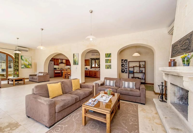Zona de estar de una villa de lujo en Gozo con piscina