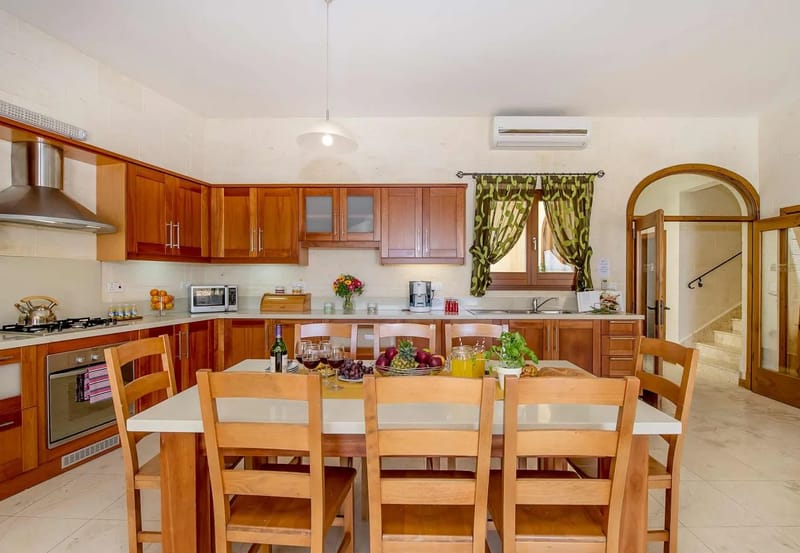 Zona de cocina y comedor de la villa The Olives en Gozo