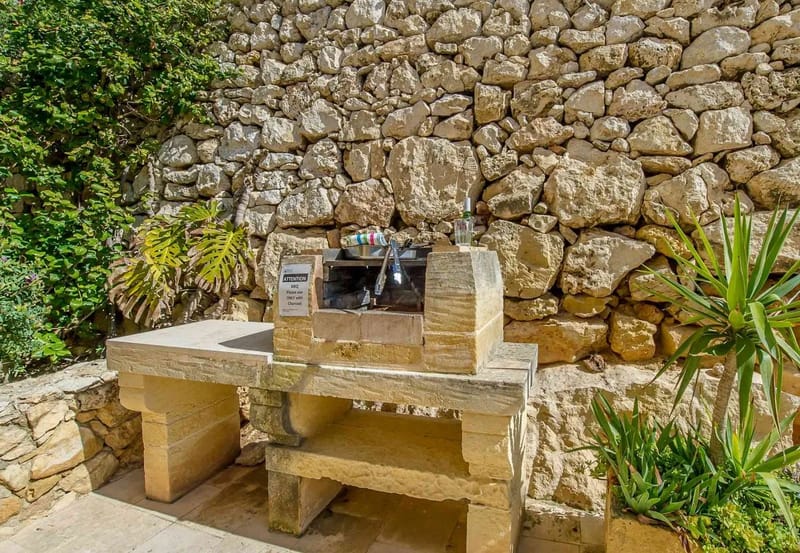 Zona de barbacoa de una villa en Gozo