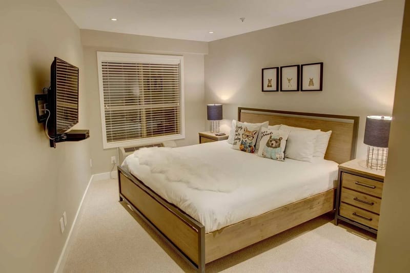 Dormitorio principal con cama king y televisión por cable