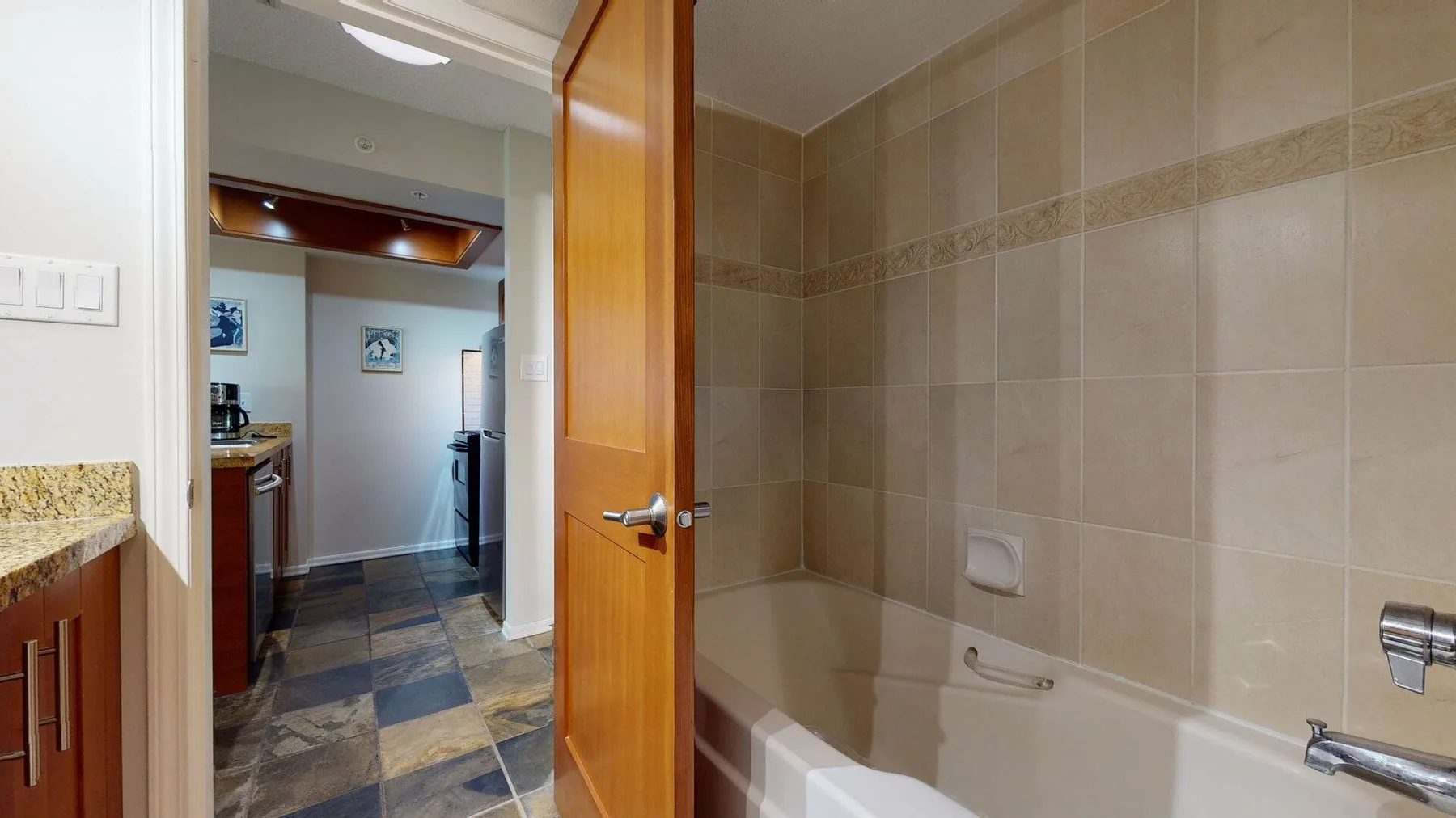 Bañera y ducha en el baño