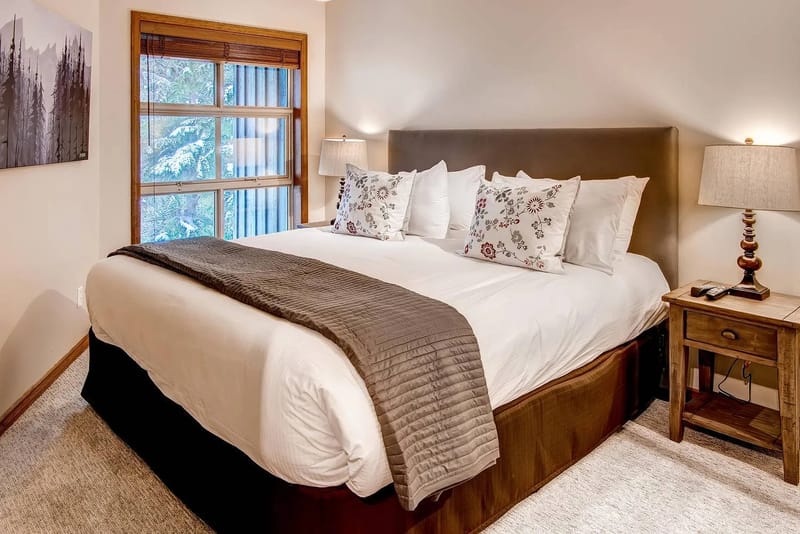 Dormitorio principal - con cama king, baño privado y televisor