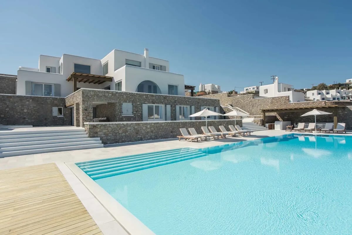Exterior y piscina de la villa Psarou Delight