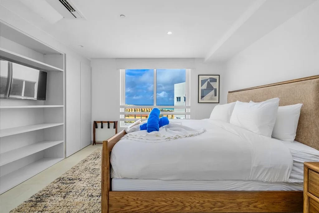 A360.E61- Elegant 3BR Suite with Private Terrace Near Eagle Beach