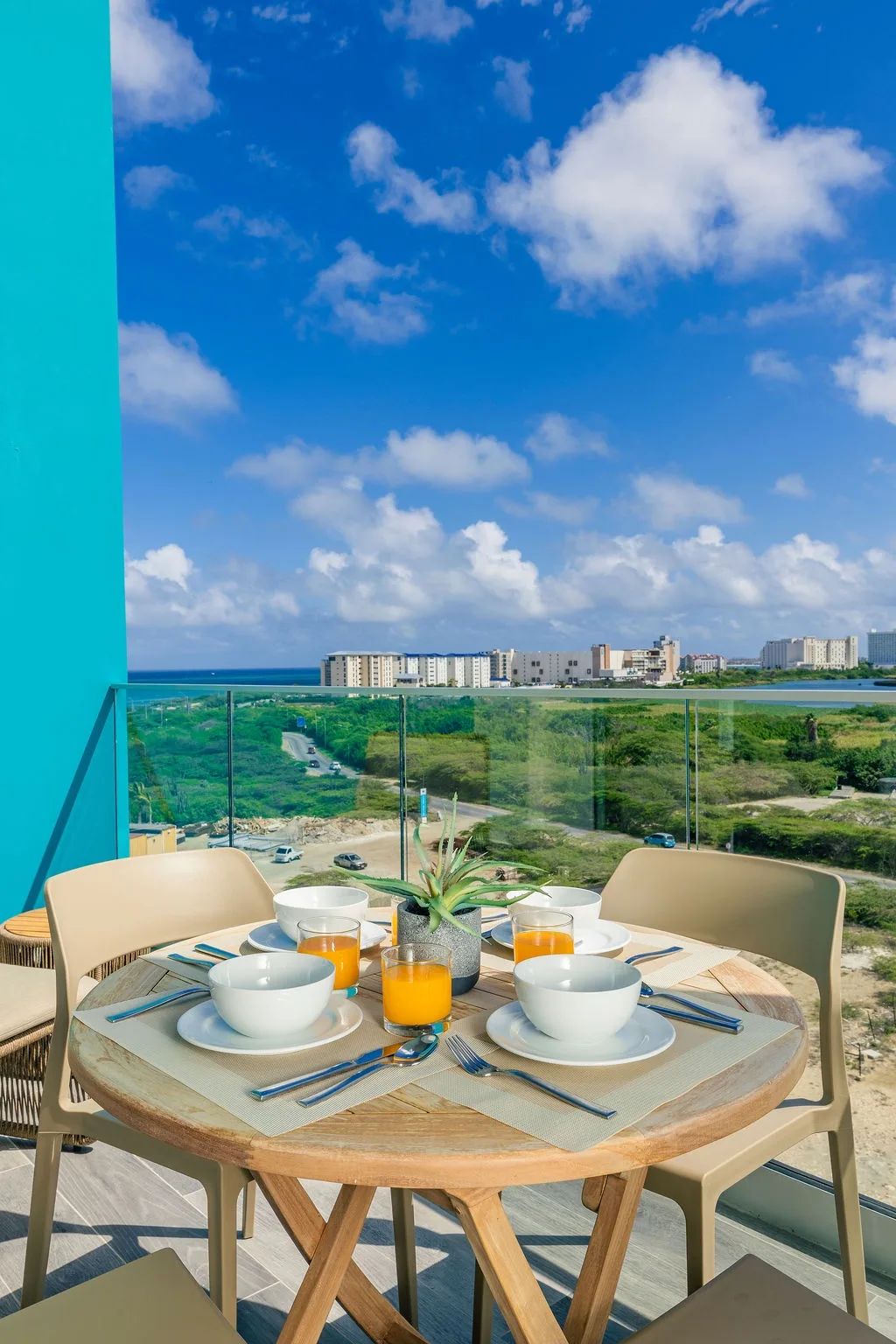 A360.E61- Elegante suite de 3 dormitorios con terraza privada cerca de Eagle Beach
