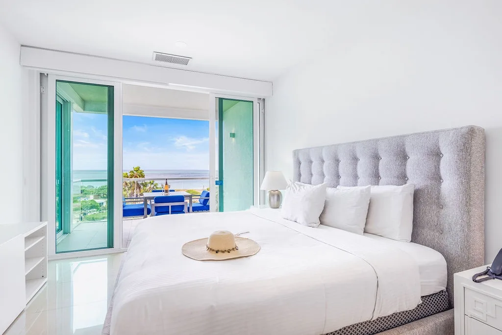 Despierta con la brisa marina y vistas al mar resplandeciente a través de las puertas de tu balcón privado. La ropa de cama impecable y la luz costera crean tu refugio de playa perfecto.