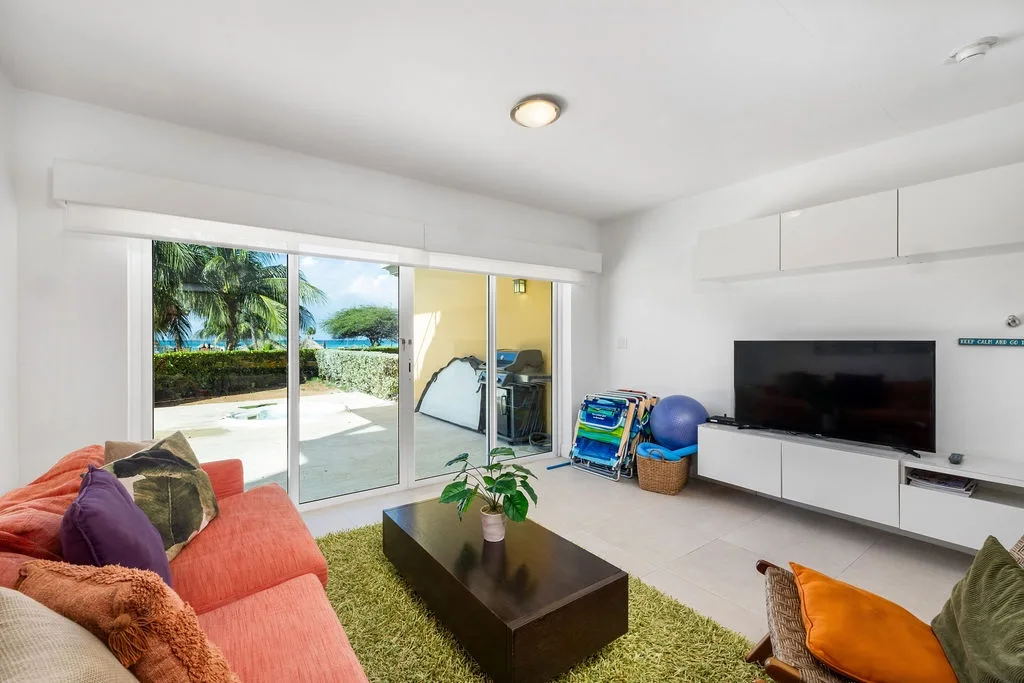 2BS-OC153 - 2BDR Ground-Floor Condo with Terrace