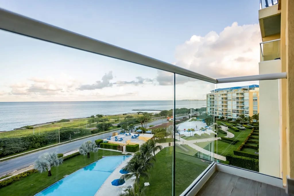 2BS-Blue636 - Apartamento de playa ultramoderno con un toque de energía roja