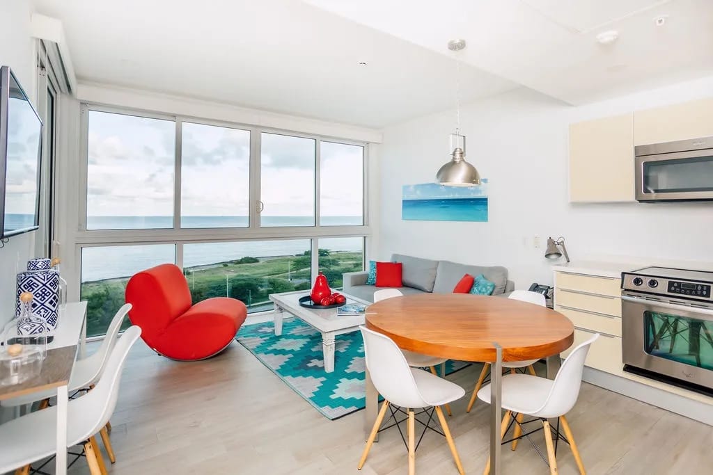 Espacio de estar abierto con vistas al mar, cocina moderna y comedor