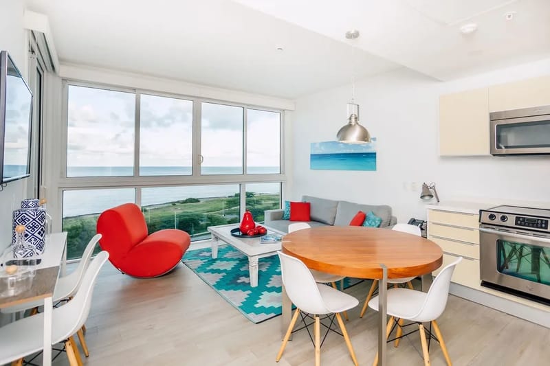 Espacio de estar abierto con vistas al mar, cocina moderna y comedor