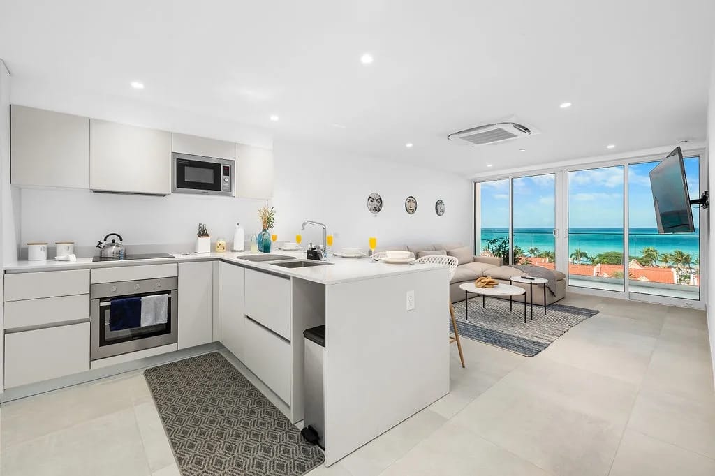 Despierte con impresionantes vistas al mar desde su moderna y luminosa sala de estar. La cocina abierta se integra perfectamente con la sala de estar.