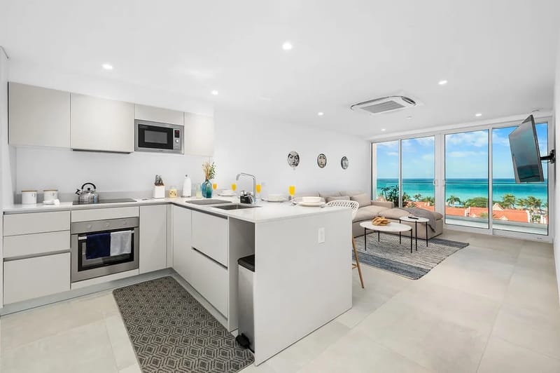 Despierte con impresionantes vistas al mar desde su moderna y luminosa sala de estar. La cocina abierta se integra perfectamente con la sala de estar.
