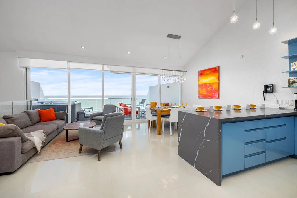 Imagínate en este impresionante espacio de concepto abierto, con amplias vistas al mar, muebles elegantes y una moderna cocina perfecta para preparar comidas memorables durante tu escapada costera.