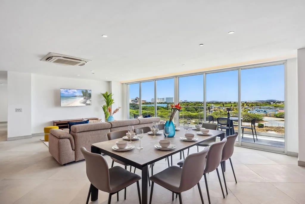Disfrute de sus comidas rodeado de amplias vistas de la exuberante vegetación costera y del cielo azul a través de las ventanas de piso a techo. El espacio abierto de comedor y sala de estar le invita a relajarse con comodidad moderna.
